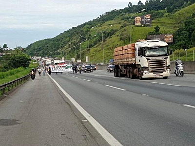 Caminhoneiros bloqueiam duas pistas da Castello Branco em Barueri