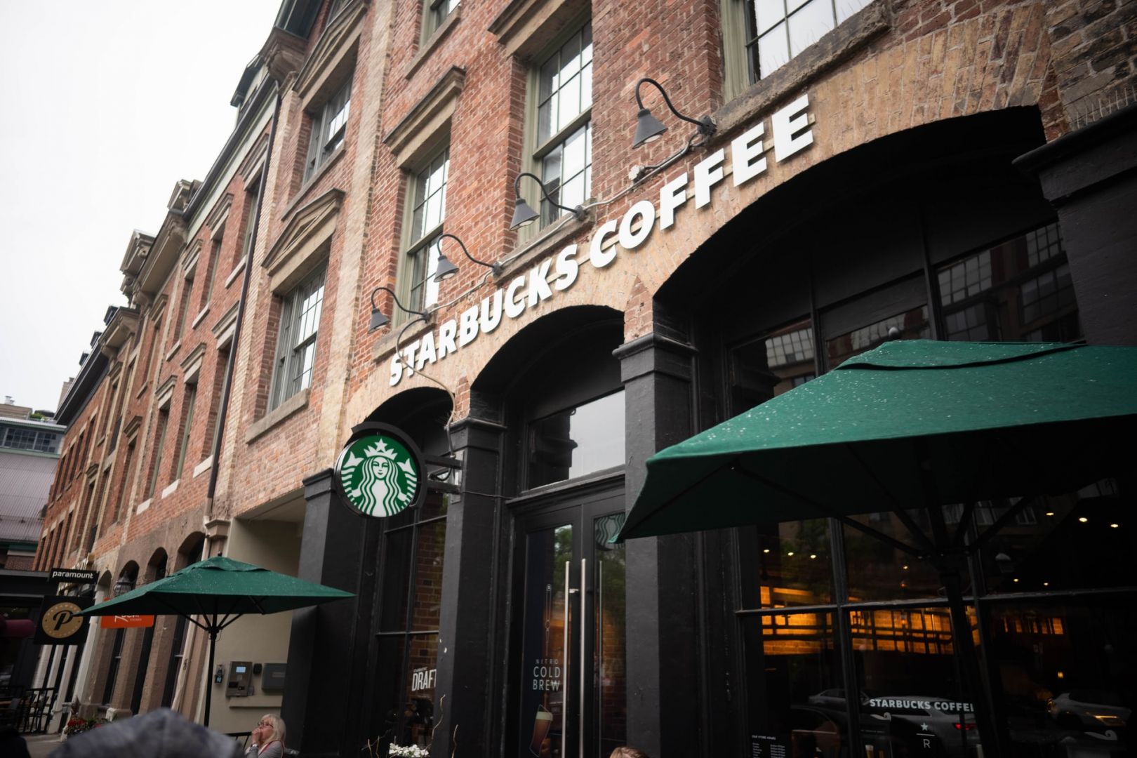 Crise da Covid-19 leva Starbucks a fechar 400 lojas e apostar no delivery