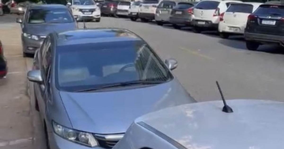 Morador de Alphaville faz denúncia sobre veículos estacionados de forma irregular na Praça Oiapoque
