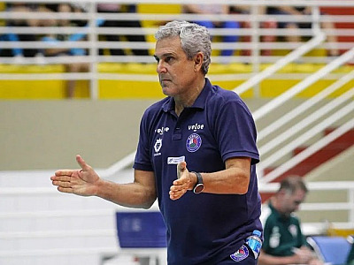 À frente do Barueri Vôlei, Zé Roberto Guimarães leva título de melhor técnico de esportes coletivos