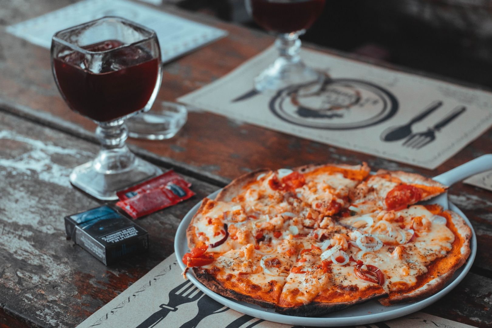 Descubra qual sabor de pizza combina com seu vinho preferido