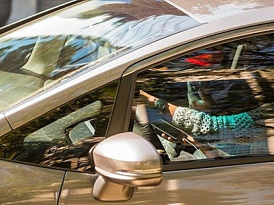 Cresce em 60% as autuações por uso de celular no volante