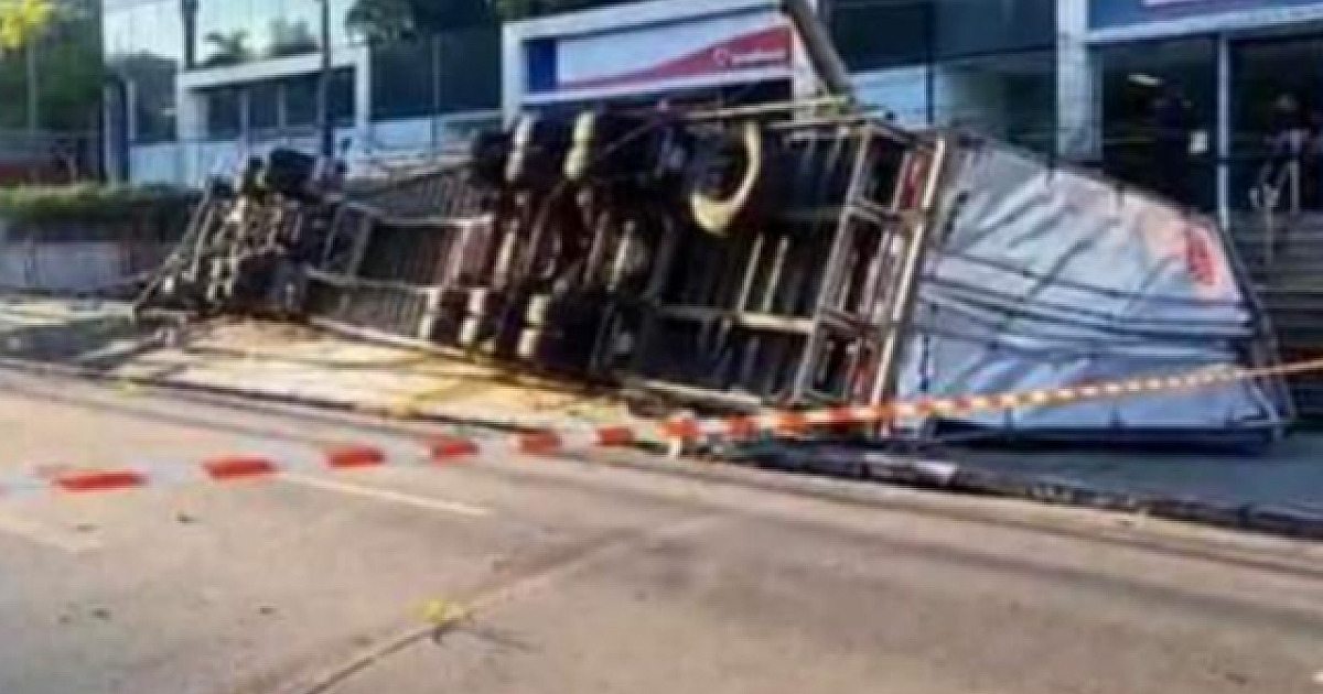 Assaltantes roubam carreta, capotam em Alphaville e morrem