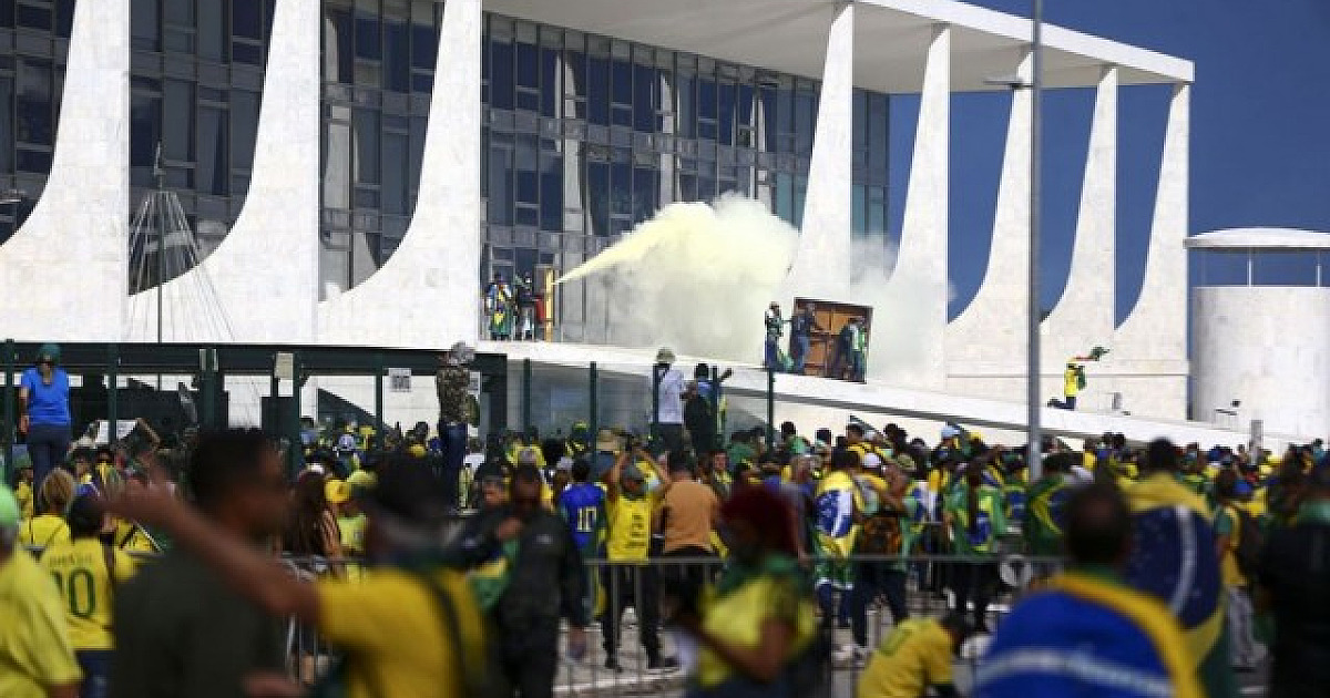 Após invasão e depredação em Brasília, Lula decreta intervenção federal no DF