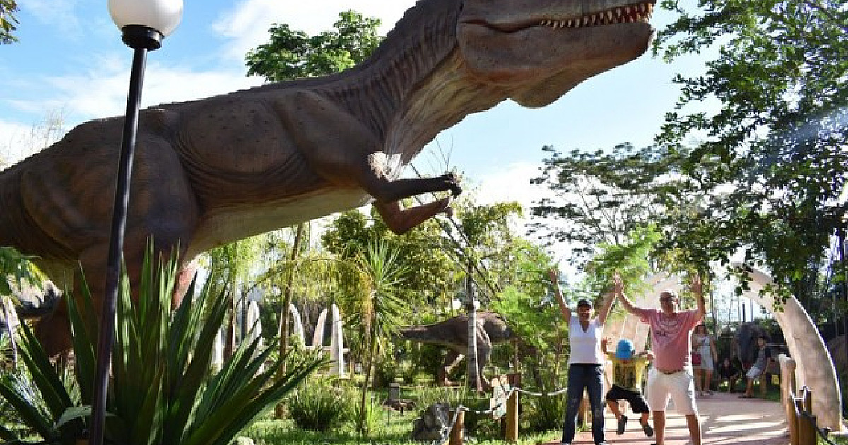 Dia das Crianças: Vale dos Dinossauros de Olímpia recebe a Turma do Chaves