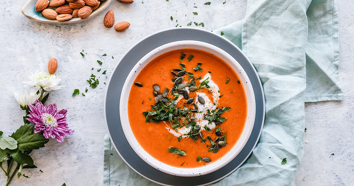 5 opções de sopas e caldos para aproveitar o frio em casa