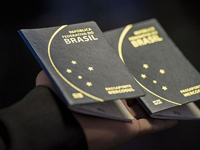Fila para emissão do passaporte tem 100 mil pessoas, diz Polícia Federal