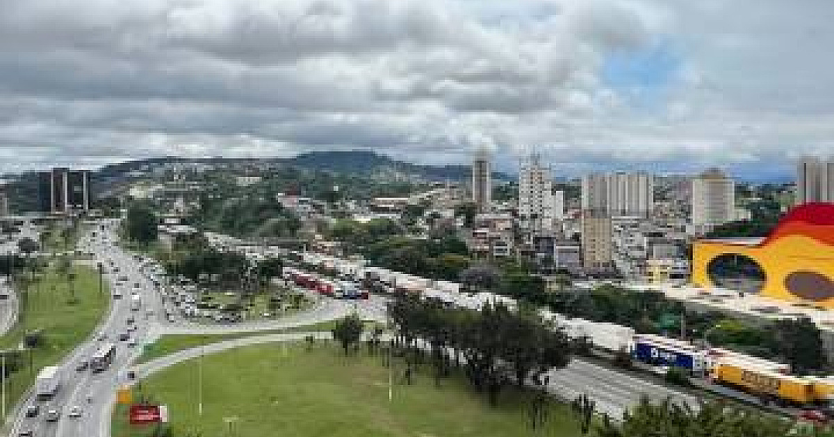 Rodovia Castello Branco segue com bloqueio parcial em Barueri nos dois sentidos