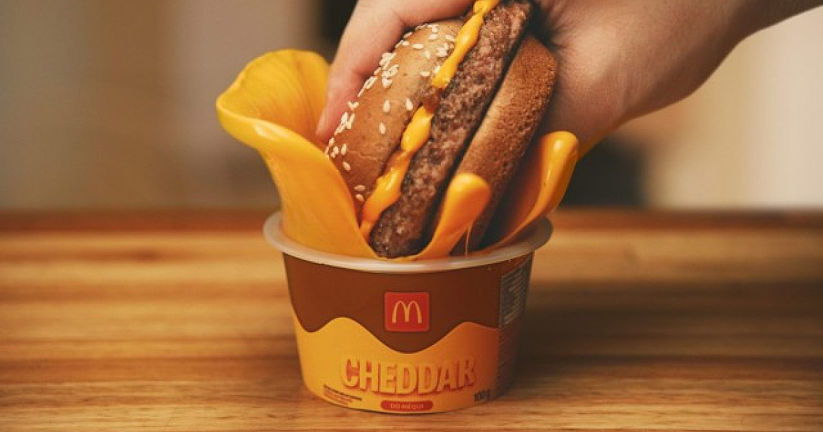 McDonald’s lança pote de molho cheddar no Brasil
