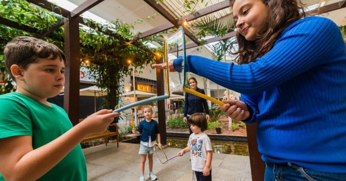 Alpha Square Mall promoverá oficina de globo de neve, gincanas e desafios neste fim de semana