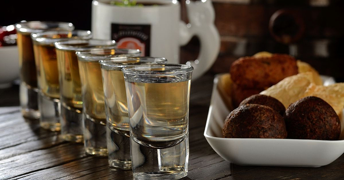 Dia da Cachaça: aprenda como harmonizar a bebida com diferentes pratos e petiscos
