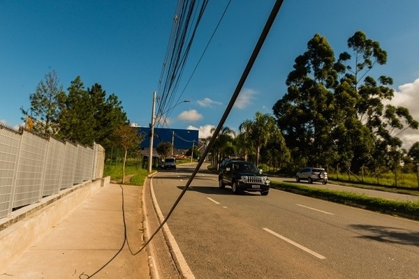 Fios em postes de energia passam por regularização em Alphaville