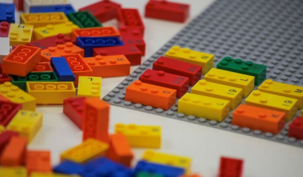 Brasil recebe projeto que ensina braille à crianças deficientes visuais usando Lego