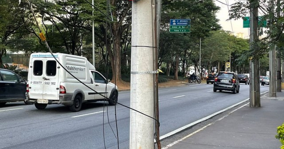 Apesar de projeto, fios pendurados seguem sendo um problema em Barueri e Parnaíba