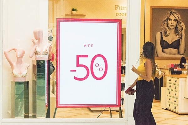 Com até 70% off, shoppings abrem temporada de descontos