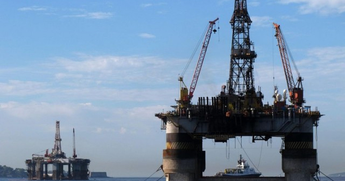 Petróleo fecha em queda com ajuste após fortes ganhos e reduz alta mensal a 5,8%