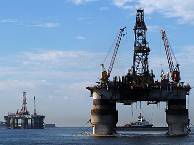 Petróleo fecha em queda com ajuste após fortes ganhos e reduz alta mensal a 5,8%