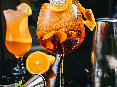 cocktail-coberto-com-fatia-de-laranja