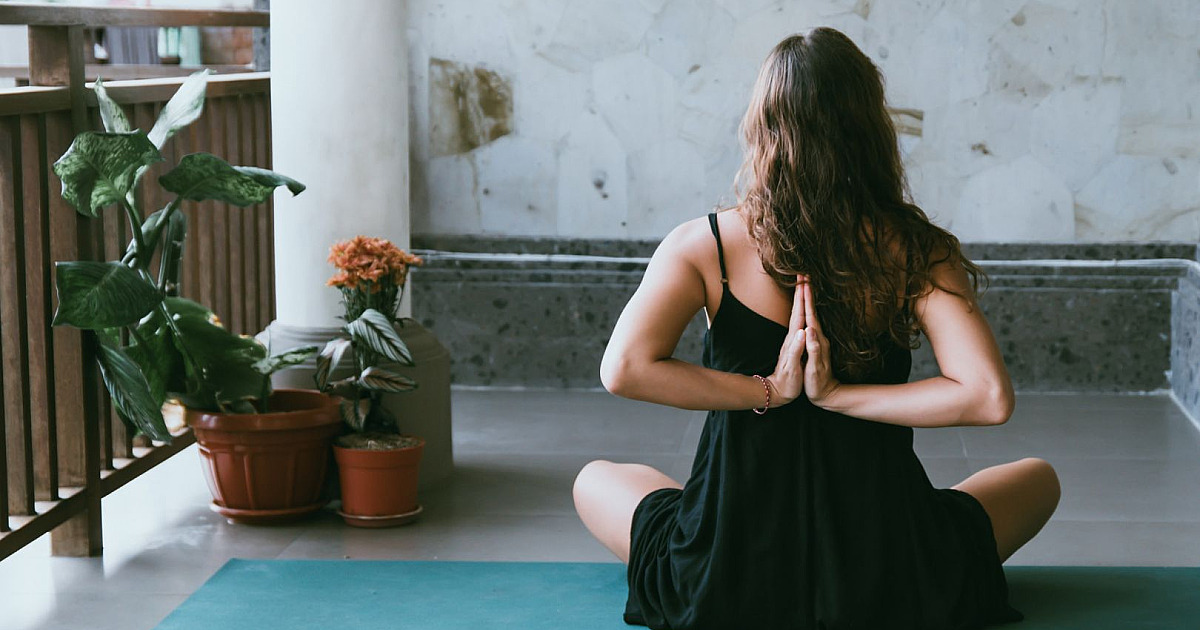 Carnaval Zen: aprenda quatro posturas de yoga para fazer em casa