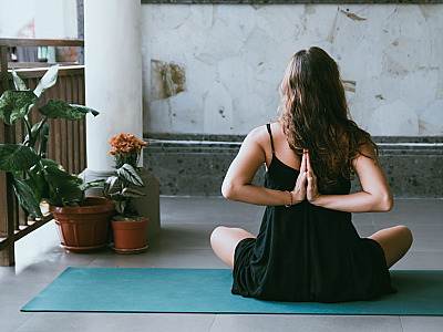 Carnaval Zen: aprenda quatro posturas de yoga para fazer em casa