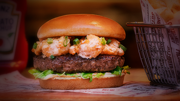Outback traz de volta dois burgers de sucesso: um com costela desfiada e outro com camarão
