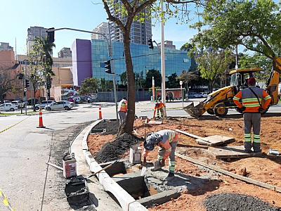 Praça na rotatória da Fieb está sendo revitalizada
