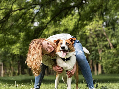Mulher brincando com seu cachorro no parque