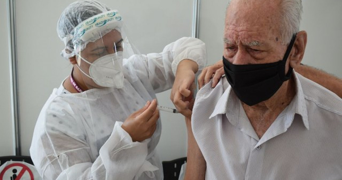 Municípios aplicam dose de reforço em idosos com 85 anos