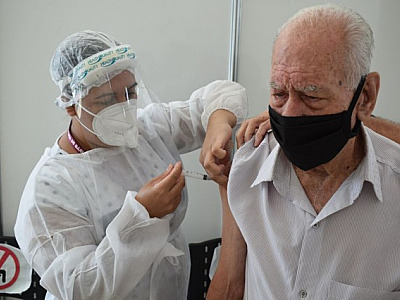 Municípios aplicam dose de reforço em idosos com 85 anos