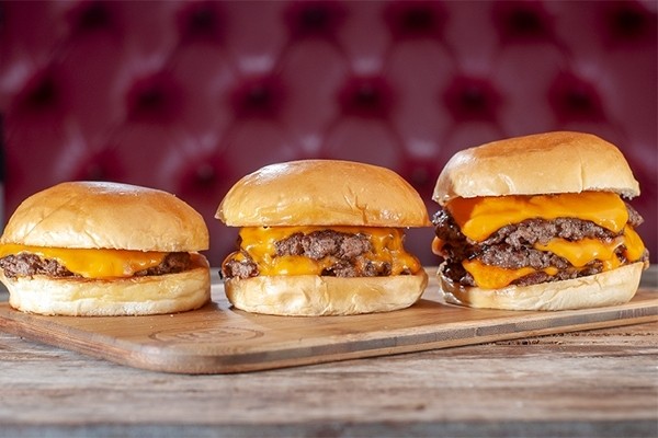 Celebrando um ano de delivery, Real Burger lança novidades no cardápio