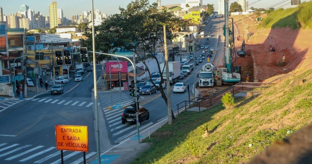 Para obras na Castello Branco, via em Barueri tem faixa interditada
