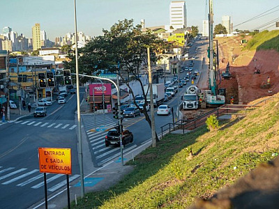 Para obras na Castello Branco, via em Barueri tem faixa interditada