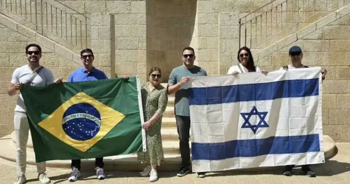 Doze políticos brasileiros deixam Israel pela Jordânia