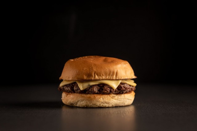 Bullguer terá hambúrguer por R$ 10 nesta segunda-feira (29)