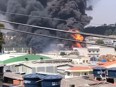 Incêndio de grandes proporções acontece no Jd. Califórnia