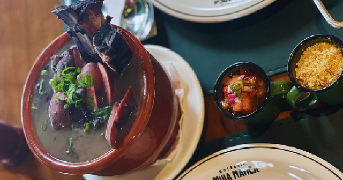 Mula Manca Botequim celebra a tradição da feijoada com receita especial e ambiente acolhedor