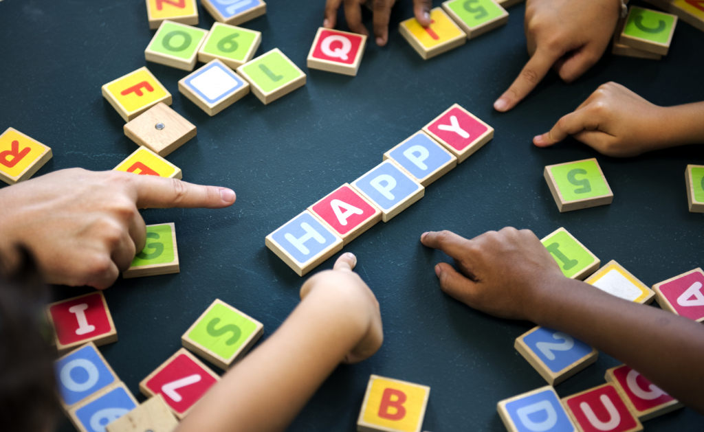 Como as crianças pequenas aprendem inglês?