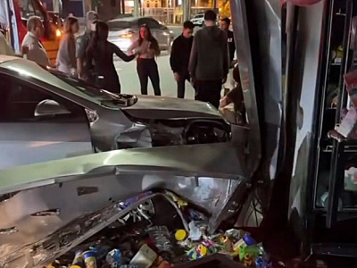 Carro bate em banca de jornal em Alphaville e deixa três pessoas feridas