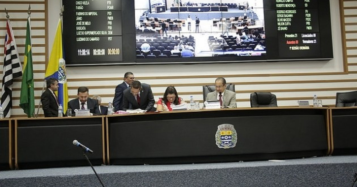 TSE freia troca de partidos por vereadores