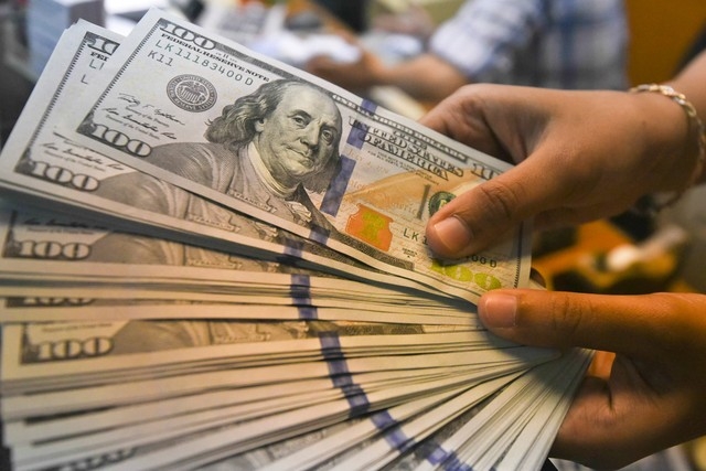 Dinheiro no exterior: saiba como lidar com as taxas e as regras