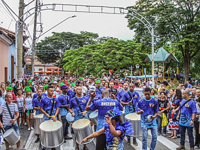 Carnaval nas cidades terá blocos de rua e escolas de samba