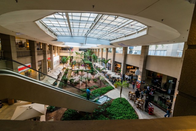 Alpha Square Mall arrecada roupas para mães de comunidades carentes