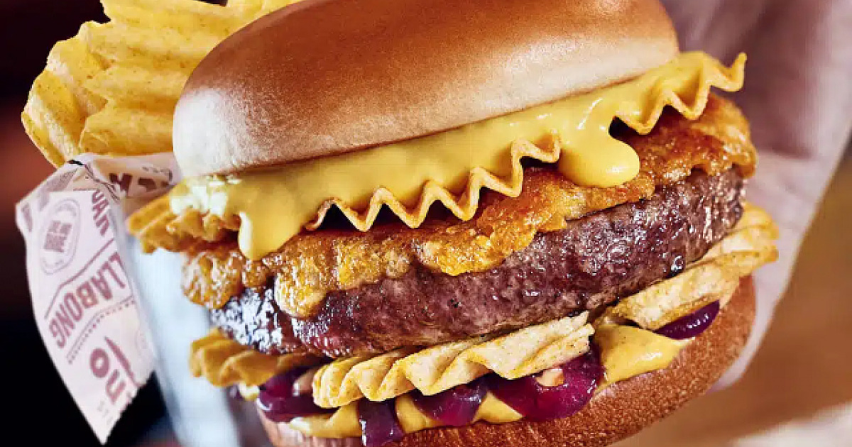 Outback aposta em burger com Ruffles sabor costela barbecue