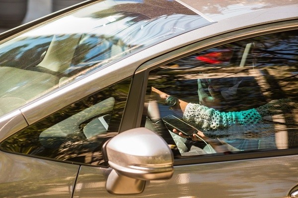 Multas por uso de celular ao volante mais que dobram em Barueri