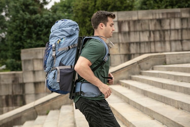 Mochila flutuante permite levar até 5kg a mais com o mesmo esforço