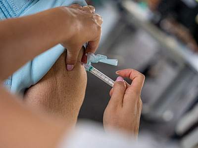 Santana de Parnaíba começa aplicar vacina bivalente em pessoas de 60 a 69 anos