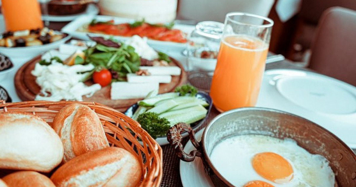 Brunch à beira da piscina: dicas de cardápio para um encontro descontraído