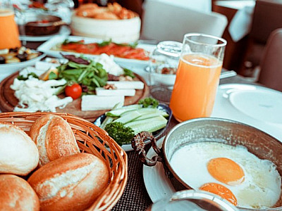 Brunch à beira da piscina: dicas de cardápio para um encontro descontraído