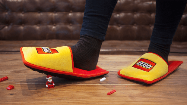 LEGO cria pantufas especiais para aqueles que sempre acabam pisando nas pecinhas