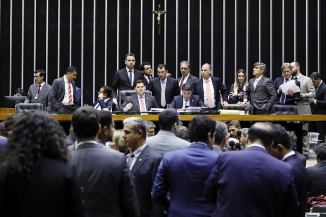 Fundo eleitoral de R$ 2 bilhões é aprovado; Bolsonaro quer vetar